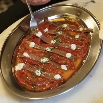 Anchoa, pimiento en su jugo y queso trufado