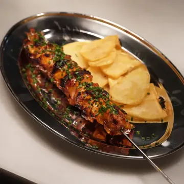 Brocheta de pollo con salsa picantona y patatas