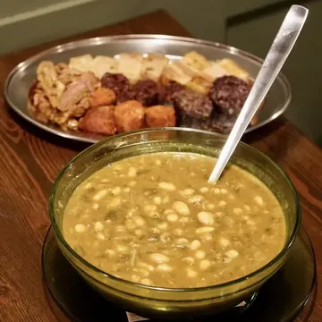 Cocido montañés con su compango