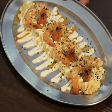 Ensaladilla con gambas al ajillo
