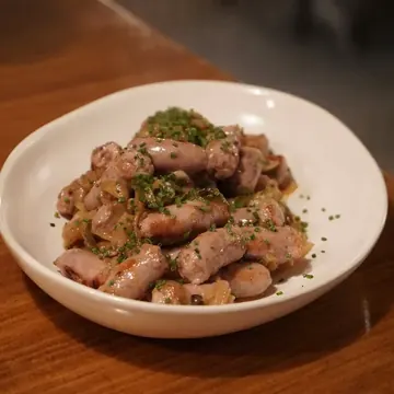 Salchichas encebolladas al oloroso